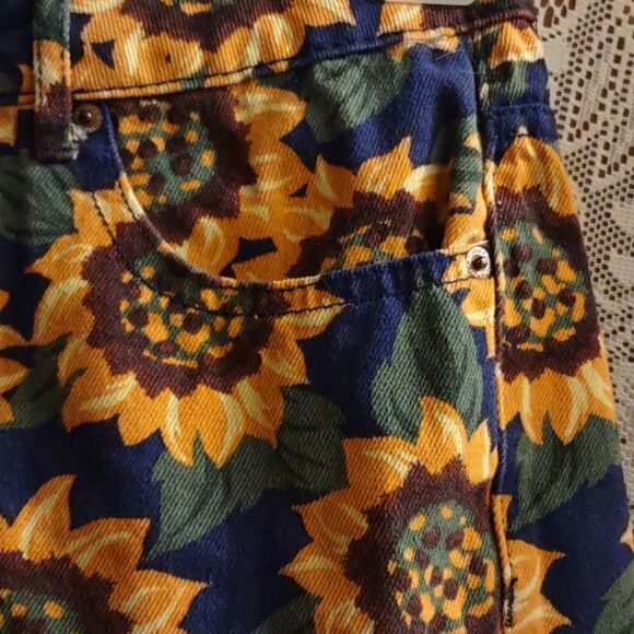 New Forever 21 Women's Size S Blue Yellow Sunflower print‎ cuffed shorts zip - Picture 3 of 9